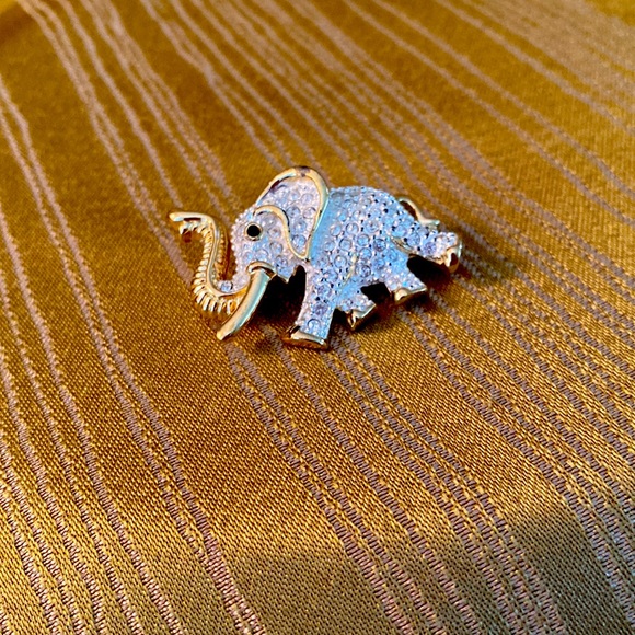 Sparkly Elephant Brooch with Pave Rhinestones in Goldtone Metal by ROMAN - Picture 8 of 8
